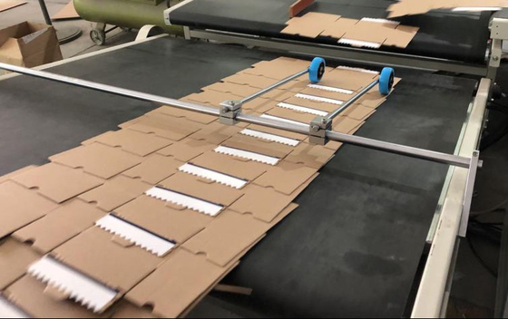 Zipper Shipping Boxes Machine / Maszyna do składania pudeł z tektury falistej / ≥300g / m²